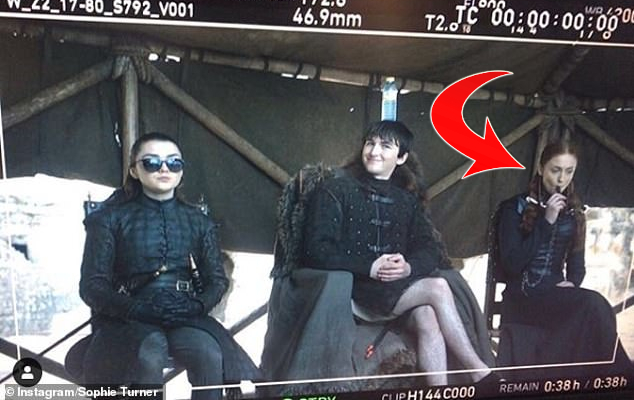Même pendant le tournage de Game Of Thrones, la belle Sophie Turner ne peut pas s'empêcher de tirer une petite puff !