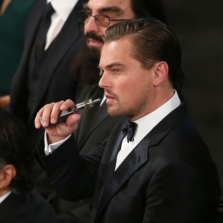 Leonardo di caprio vape sur une e cigarette SAG Awards